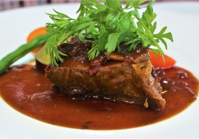 牧草牛バラ肉の煮込み